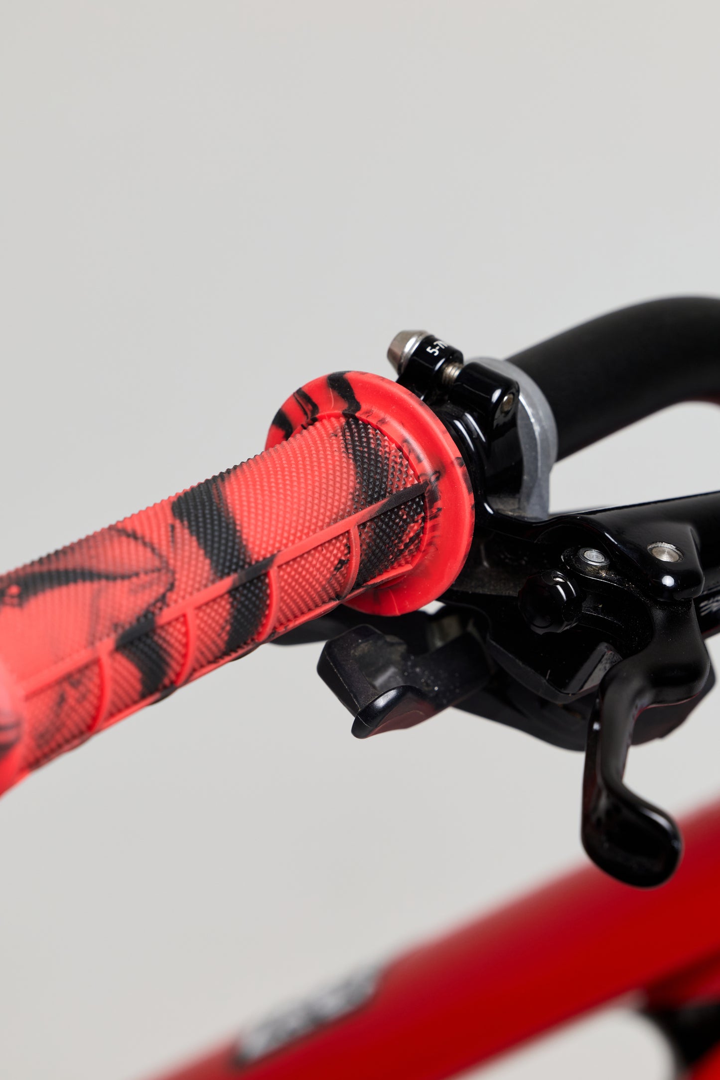 Mid Flange Bolt-On Grips Red Dye