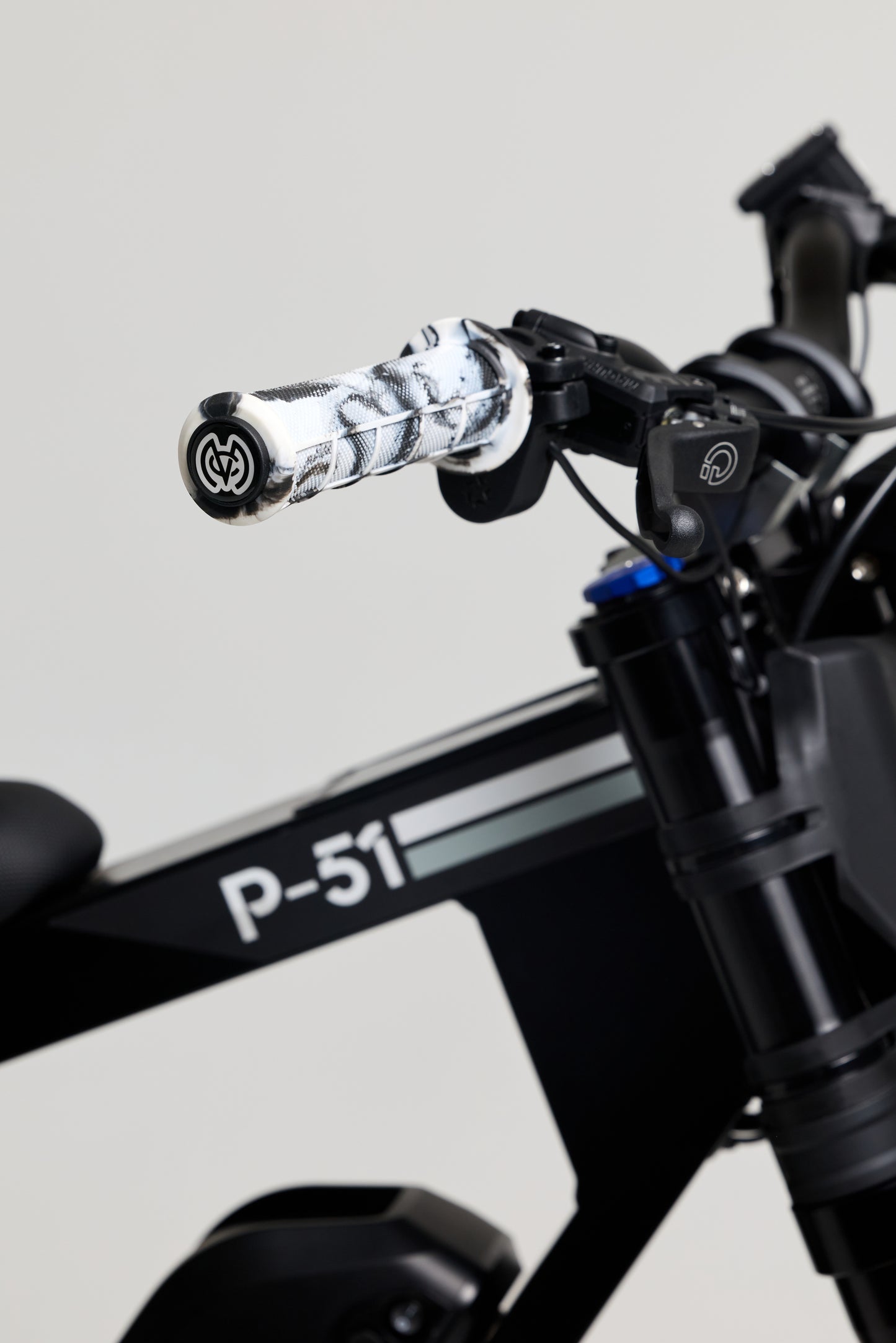 Mid Flange Bolt-On Grips White Dye