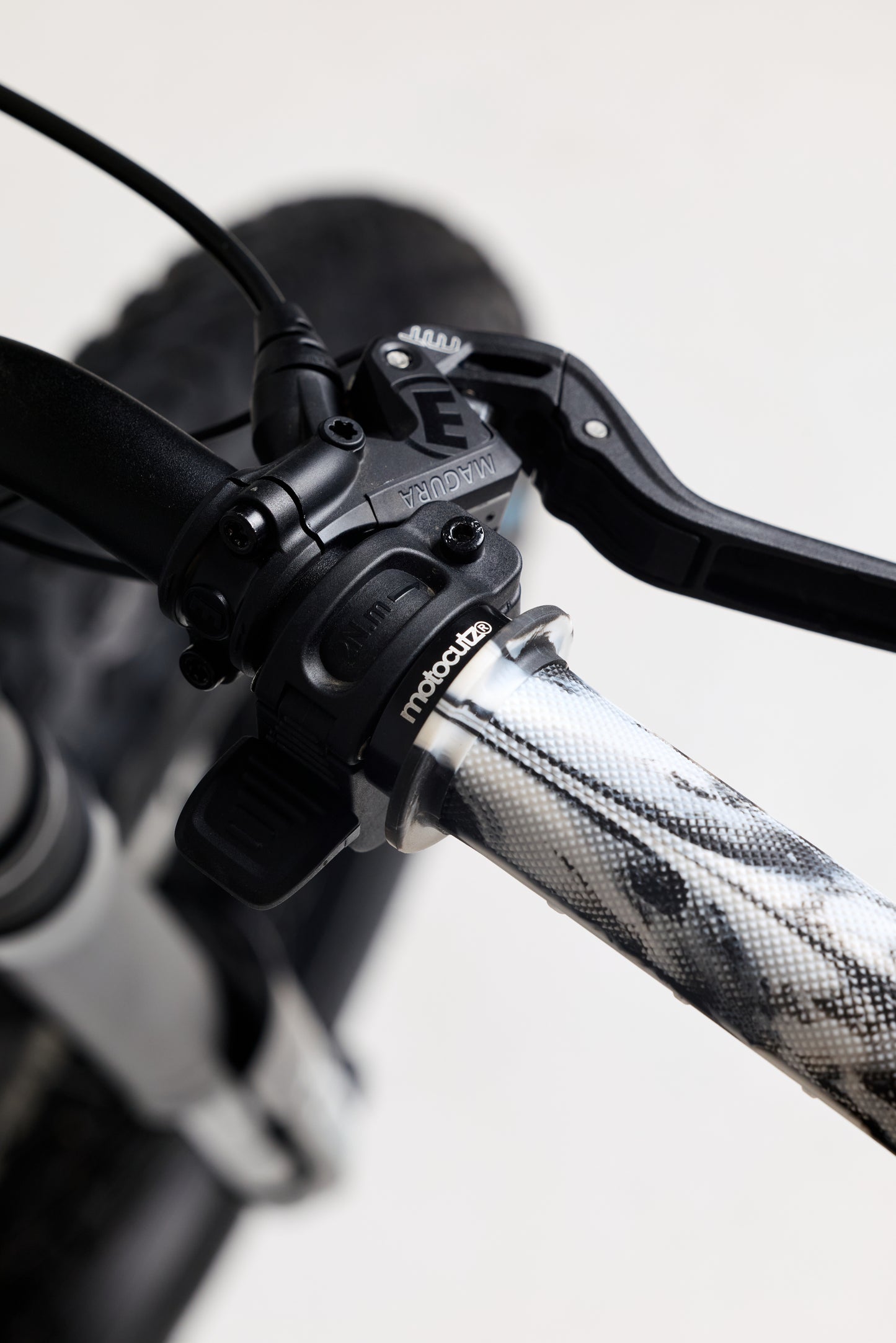 Mid Flange Bolt-On Grips White Dye